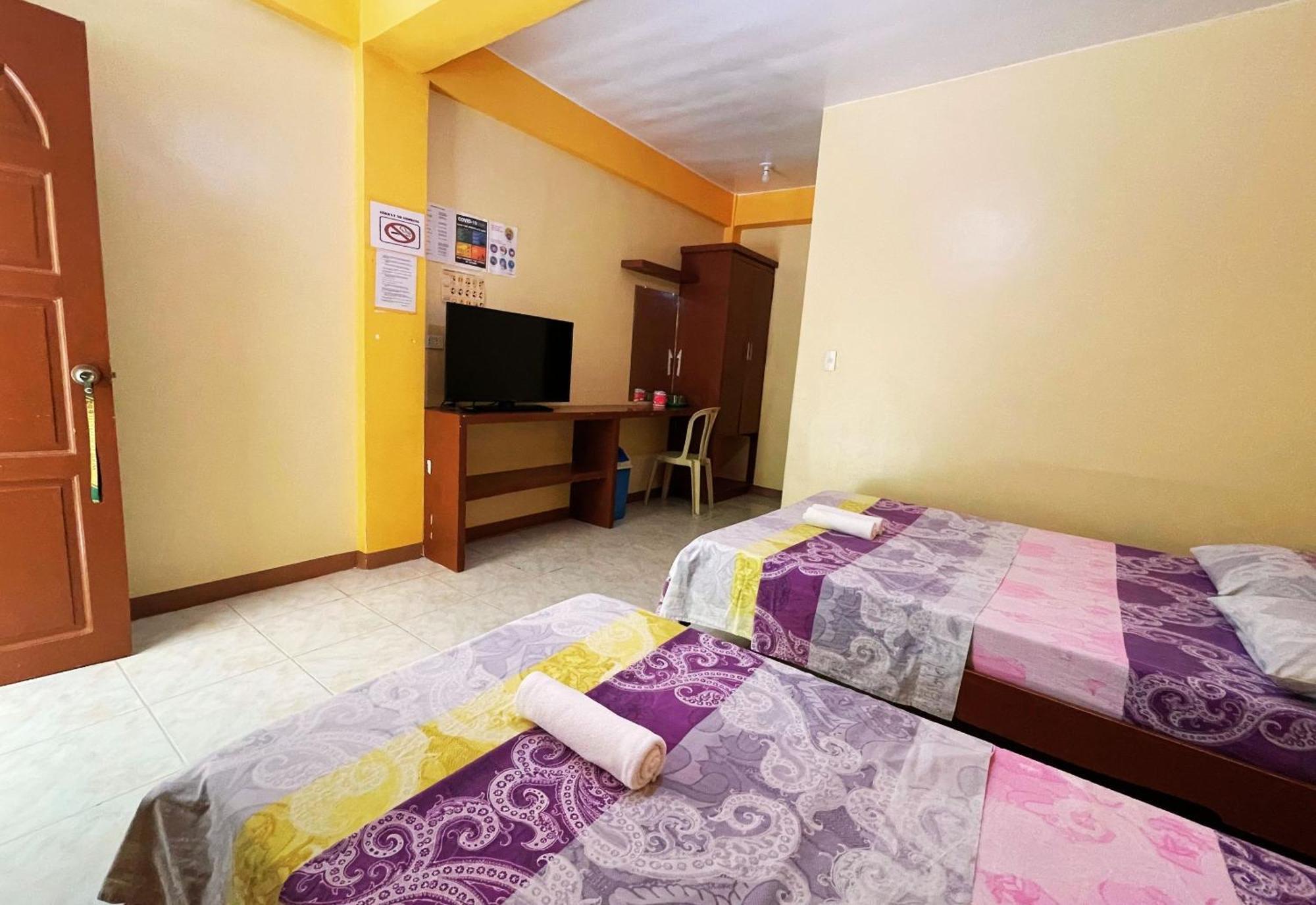 White Beach Hotel Puerto Galera Powered By Cocotel Стая снимка