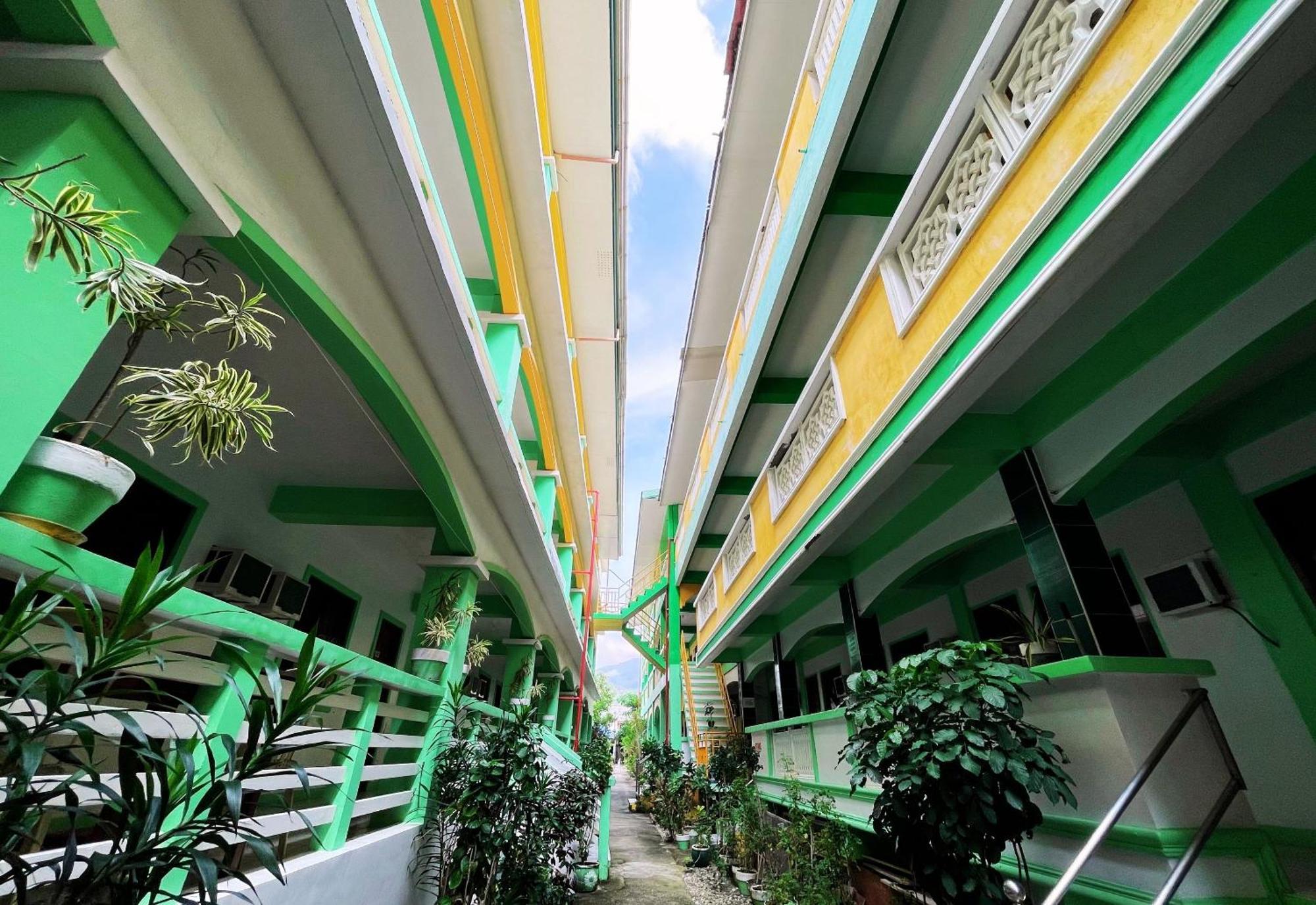 White Beach Hotel Puerto Galera Powered By Cocotel Екстериор снимка