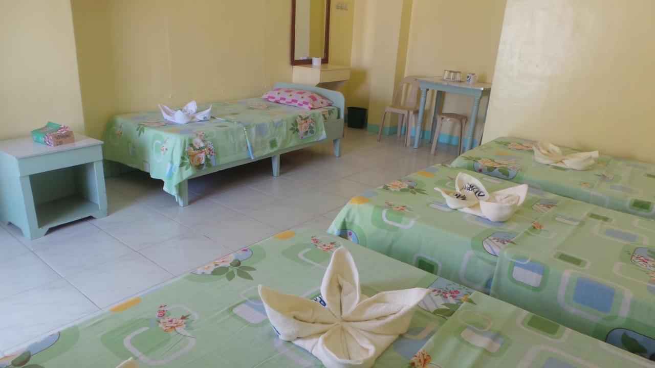 White Beach Hotel Puerto Galera Powered By Cocotel Стая снимка